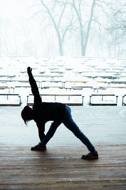 冬天练瑜伽。图片下载
