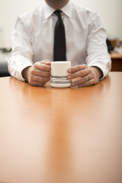 商人拿着一杯咖啡，特写图片下载