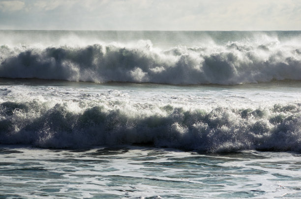 阳光下的沸腾海浪图片下载