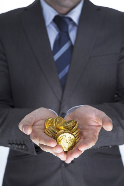 手里拿着黄金的商人图片下载