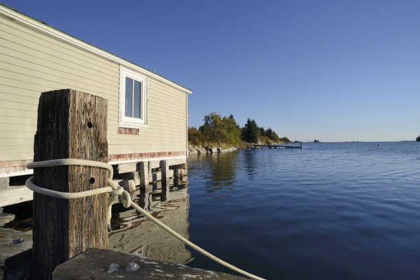 木制船屋和码头阳光明媚的一天图片下载