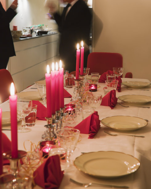 在聚会上喝酒的人。图片下载