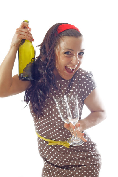 拿着瓶子和玻璃杯的女人图片下载