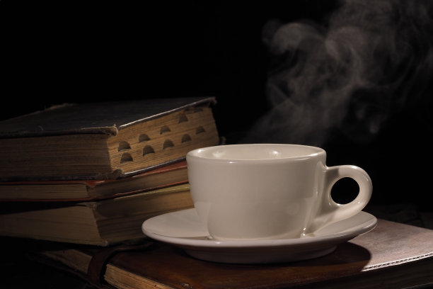 蒸汽杯与书籍图片下载
