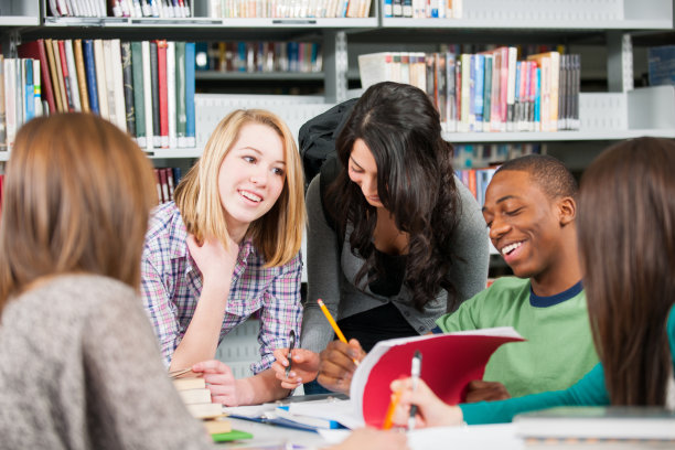 在学校做项目的青少年图片下载