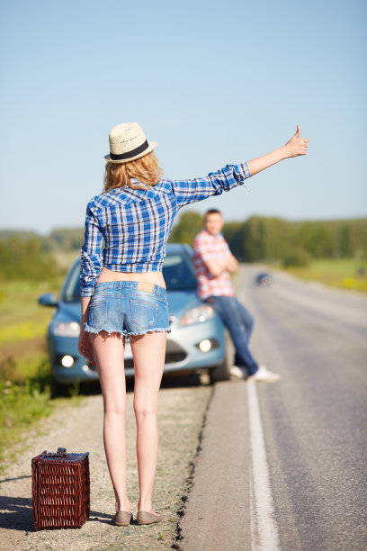 搭便车的女人图片下载