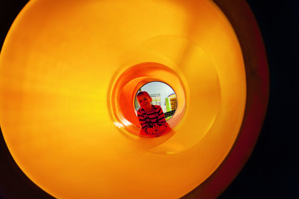 滑梯里的孩子图片下载