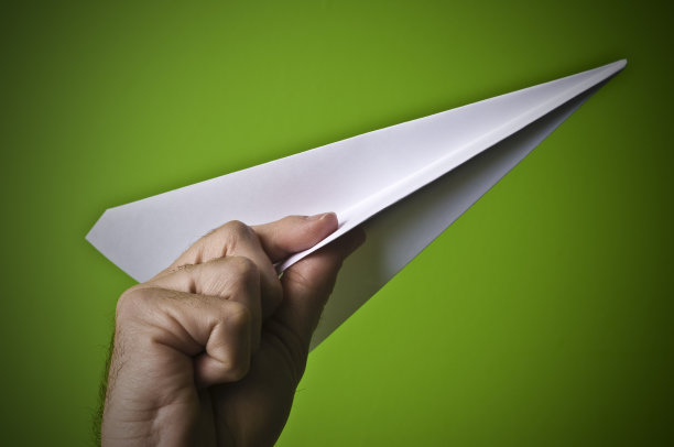 纸飞机在绿色上图片下载