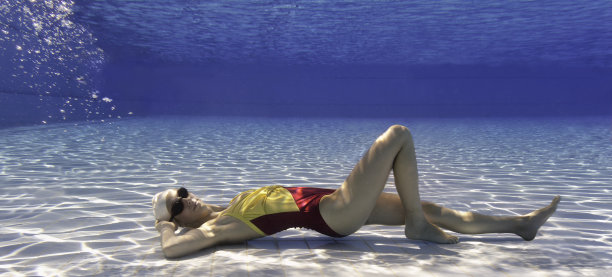 水下放松微笑的女孩图片下载