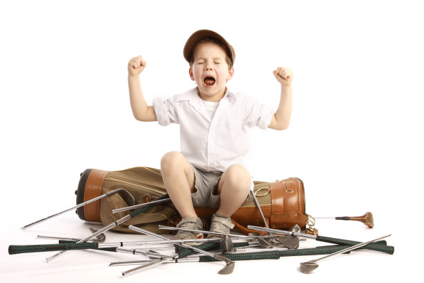 愤怒的年轻高尔夫球手图片下载