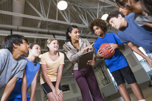 一群孩子与篮球教练图片下载