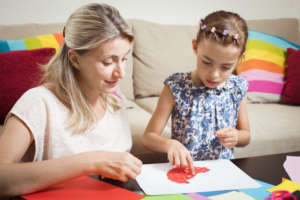 母亲和女儿在创作一幅拼贴画图片下载