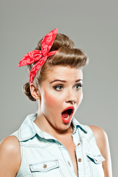 震惊海报风格的女人，工作室肖像图片下载