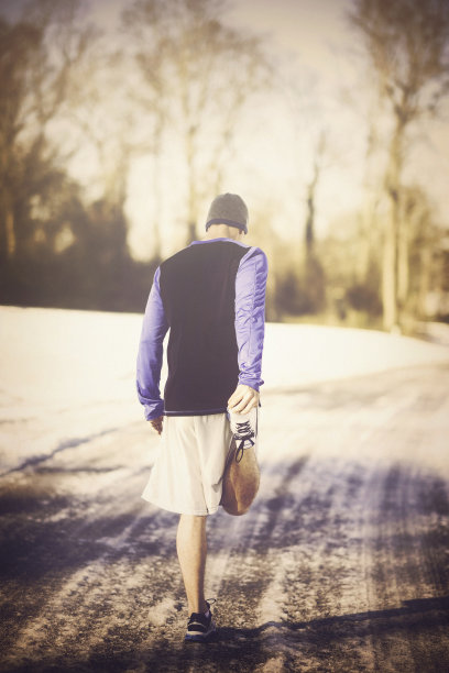 冬季健身:男人为冬季雪地跑步做准备图片下载