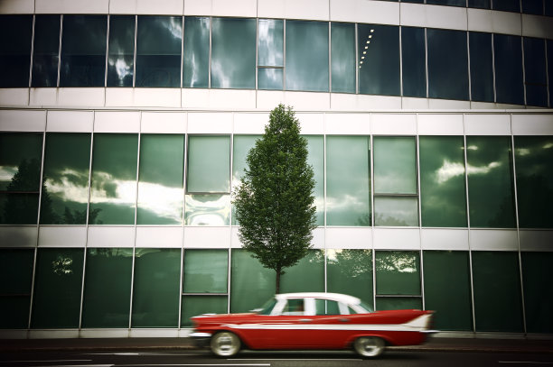 一辆老式美国车经过办公楼图片下载