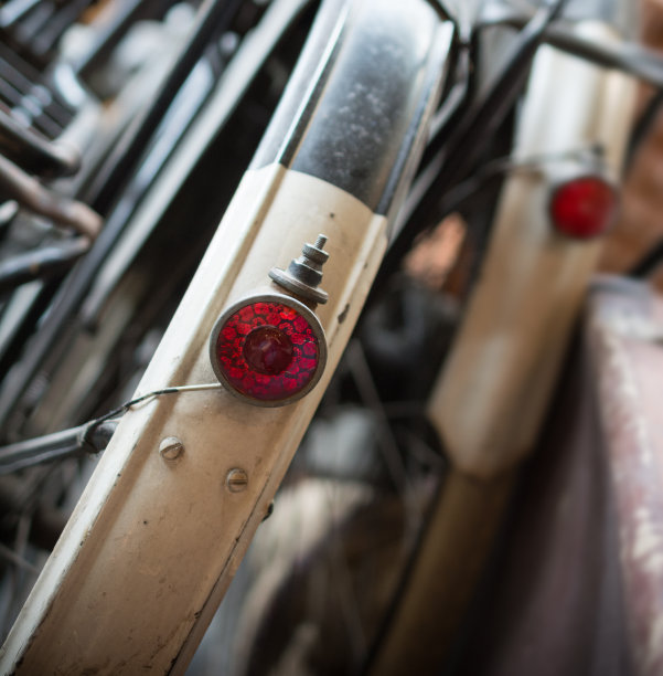 带有古董红色背光的旧自行车图片下载