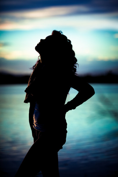 少女独自仰望天空自然风景剪影图片下载