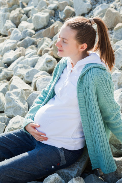 在海边晒太阳的孕妇图片下载