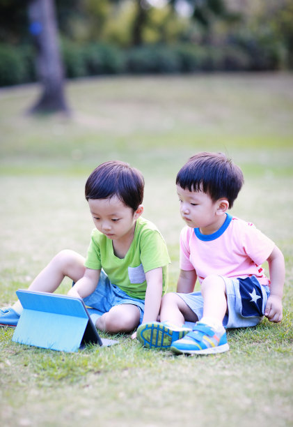 两兄弟带着平板电脑图片下载