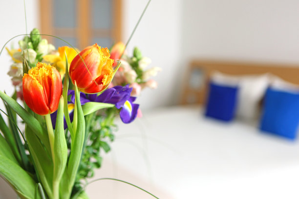 酒店房间里的花束图片下载