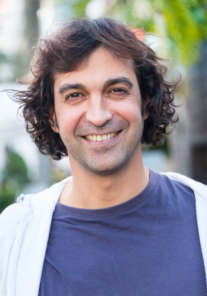 微笑的男人图片下载