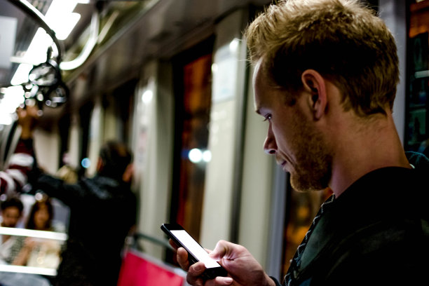 在地铁上上网图片下载