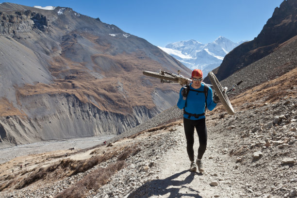 在尼泊尔安纳普尔纳赛道上骑自行车图片下载