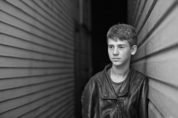 态度和皮夹克的少年图片下载