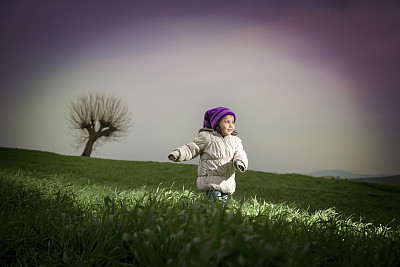 踩在嫩小麦上图片下载