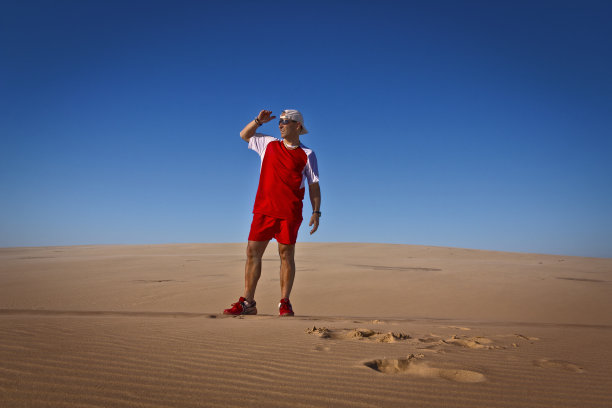 沙漠中的人图片下载