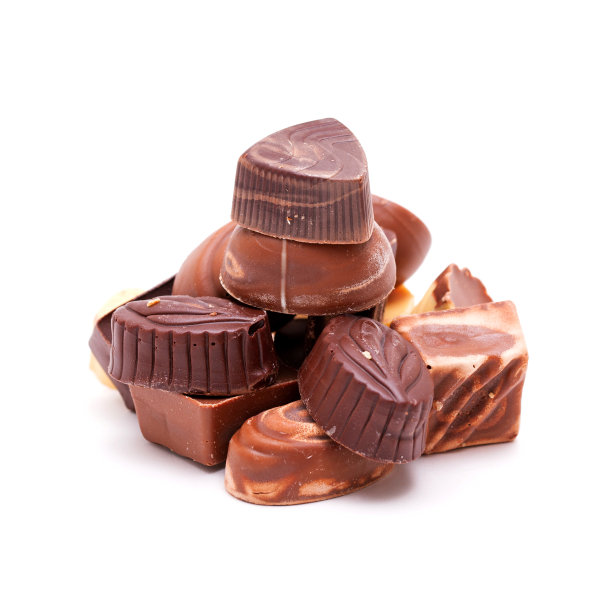 白色背景上孤立的一堆巧克力图片下载