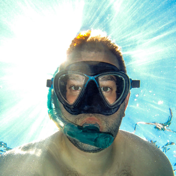 潜水自拍水下闪光蓝人潜艇看图片下载