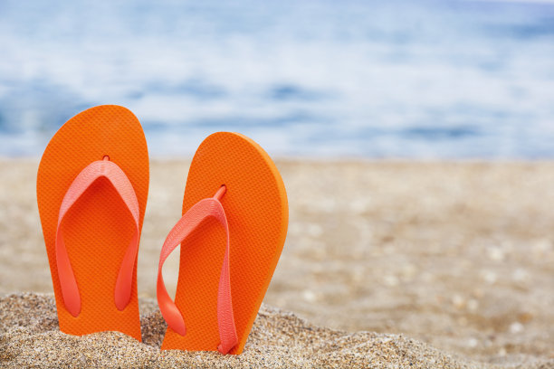 沙滩上的人字拖图片下载