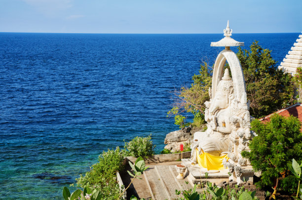 甘尼萨神社在悬崖北巴厘岛与大海的背景图片下载