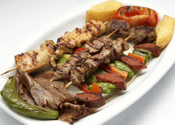 将烤肉串与番茄、土豆和青纸混合图片下载