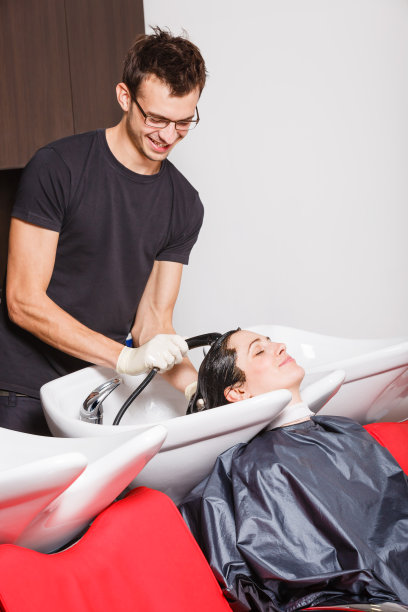 美发师为女士洗发图片下载