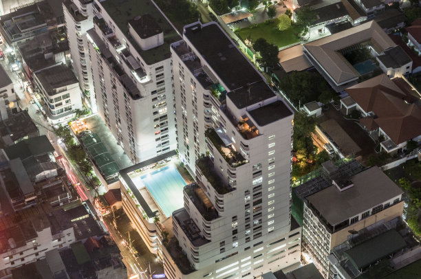 夜间鸟瞰图的城市图片下载