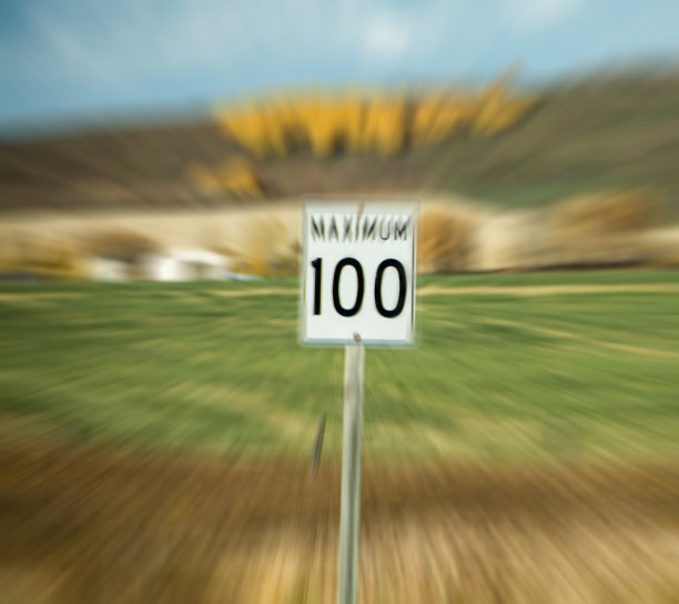 应用缩放效果的高速公路限速标志图片下载