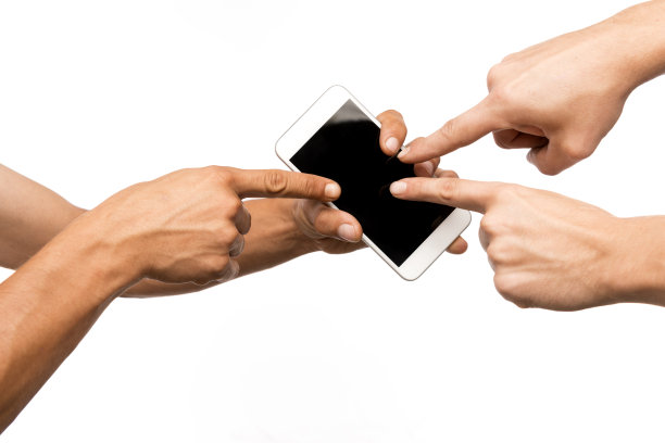 人们指着智能手机图片下载