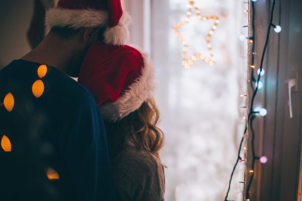 在外面下雪的时候一起享受…图片下载