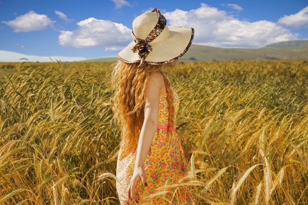 麦田里的女人图片下载