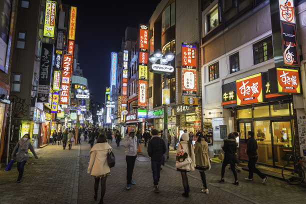 日本灯红酒绿的夜晚挤满了灯火通明的东京新宿图片下载