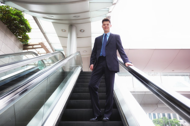 商人在自动扶梯图片下载