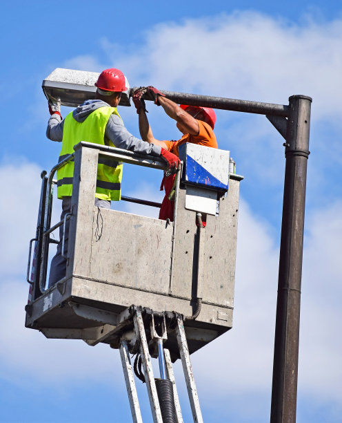 电工们正在修街灯图片下载