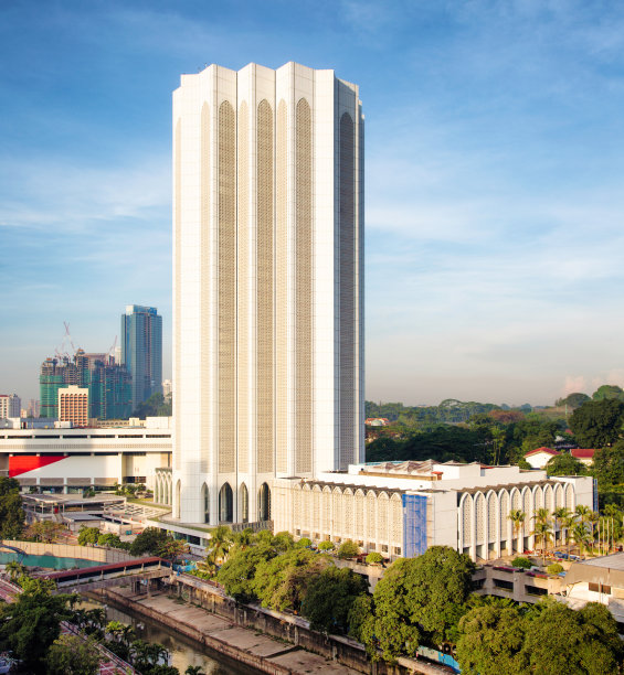 吉隆坡的达亚武米综合大楼，一个晴朗的春天早晨图片下载