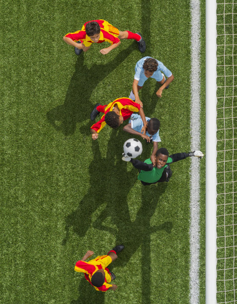 小男孩踢足球图片下载