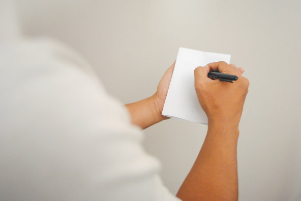 在白纸上书写秩序的人图片下载