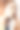 年轻女子在脖子上喷香水图片下载