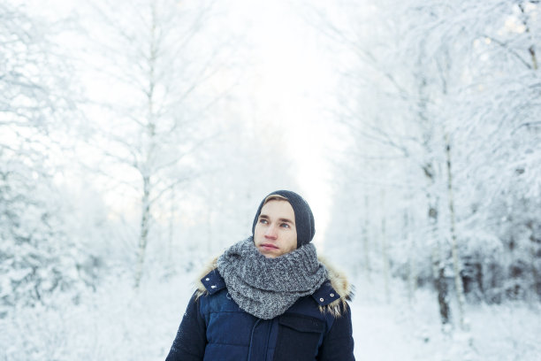 在冬天探索户外的年轻人图片下载