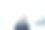 在冬天探索户外的年轻人图片下载
